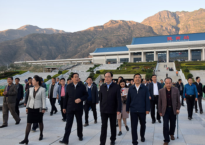全國、省市政協(xié)委員體驗蘭渝鐵路、視察階州廣場